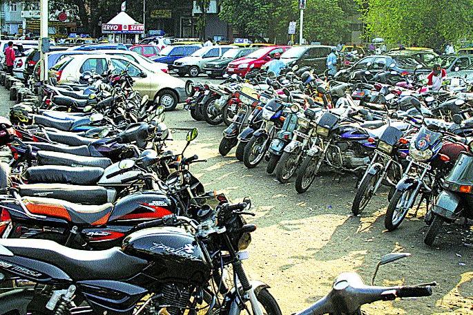 On the parking question Municipal Corporation Hatabal | पार्किंग प्रश्नावर महापालिका हतबल On the parking question Municipal Corporation Hatabal | पार्किंग प्रश्नावर महापालिका हतबल