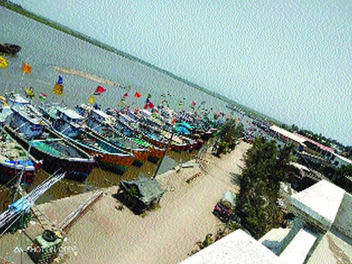 Boats without fishing license will be deregistered | मासेमारी परवाना न घेतलेल्या नौकांची नोंदणी होणार रद्द Boats without fishing license will be deregistered | मासेमारी परवाना न घेतलेल्या नौकांची नोंदणी होणार रद्द