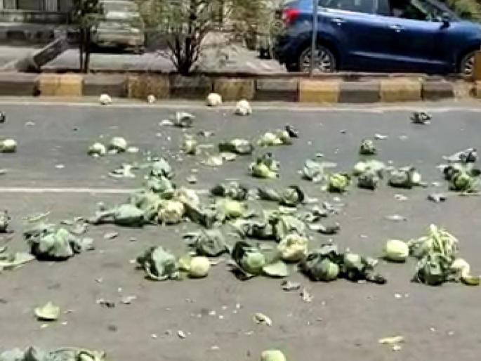 not allowing in vegetable market in Vasai; Vendors threw vegetables road | वसईत भाजी मार्केटमध्ये बसू देत नसल्याचा राग; विक्रेत्यांनी भाज्या रस्त्यावर फेकल्या not allowing in vegetable market in Vasai; Vendors threw vegetables road | वसईत भाजी मार्केटमध्ये बसू देत नसल्याचा राग; विक्रेत्यांनी भाज्या रस्त्यावर फेकल्या