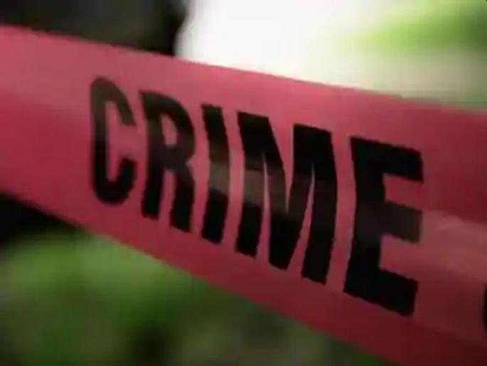 Husband blow to his wife's neck with sharp razor and run in nashik | पत्नीच्या गळ्यावर धारदार वस्तऱ्याचे सपासप वार; रक्ताच्या थारोळ्यात टाकून पती पसार Husband blow to his wife's neck with sharp razor and run in nashik | पत्नीच्या गळ्यावर धारदार वस्तऱ्याचे सपासप वार; रक्ताच्या थारोळ्यात टाकून पती पसार