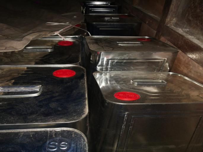 Bharti University police action : 100 cans of adulterated ghee seized | भारती विद्यापीठ पोलिसांची मोठी कारवाई : भेसळ युक्त तुपाचे १०० डब्बे ताब्यात Bharti University police action : 100 cans of adulterated ghee seized | भारती विद्यापीठ पोलिसांची मोठी कारवाई : भेसळ युक्त तुपाचे १०० डब्बे ताब्यात