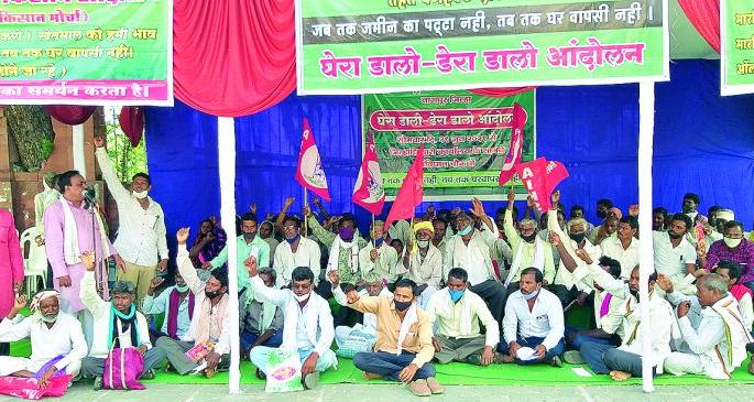 ‘Siege, encamp’ until forest rights claims are received | वनहक्क दावे मिळत नाही तोपर्यंत 'घेरा डालो, डेरा डालो' ‘Siege, encamp’ until forest rights claims are received | वनहक्क दावे मिळत नाही तोपर्यंत 'घेरा डालो, डेरा डालो'