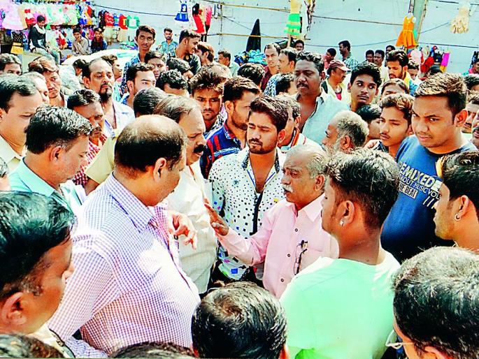 Hawkers gherao to Nagpur Municipal Assitent Commissioner | नागपूर मनपा सहायक आयुक्तांना फेरीवाल्यांचा घेराव Hawkers gherao to Nagpur Municipal Assitent Commissioner | नागपूर मनपा सहायक आयुक्तांना फेरीवाल्यांचा घेराव