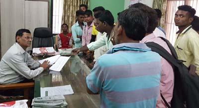 Enclosures of beneficiaries of Bidi | लाभार्थीचा बीडीओंना घेराव Enclosures of beneficiaries of Bidi | लाभार्थीचा बीडीओंना घेराव