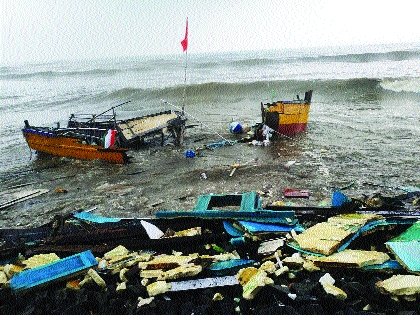 The waves took the victim of the boat | लाटांनी घेतला बोटीचा बळी, सातपाटीजवळ समुद्रातील थरार