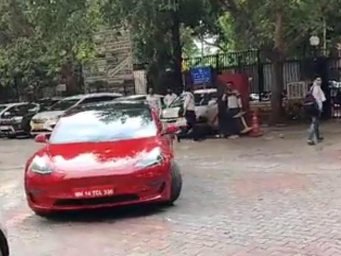 Secretary of MoRTH went for a small drive with Tesla representative in Tesla Model 3; Video viral | Tesla Model 3 मधून गडकरींच्या मंत्रालयातील सचिवांची रपेट; Video व्हायरल Secretary of MoRTH went for a small drive with Tesla representative in Tesla Model 3; Video viral | Tesla Model 3 मधून गडकरींच्या मंत्रालयातील सचिवांची रपेट; Video व्हायरल