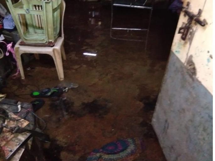 water enter in house due to pcmc's fault | महापालिकेच्या चुकीमुळे नागरिकांच्या घरात पाणीच पाणी water enter in house due to pcmc's fault | महापालिकेच्या चुकीमुळे नागरिकांच्या घरात पाणीच पाणी