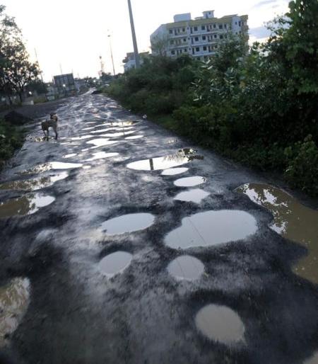 Locality left by pregnant women: The condition of the citizens due to the poor condition of that road | गर्भवतींनी सोडली वस्ती : त्या रस्त्याच्या दुरवस्थेमुळे नागरिकांचे हाल