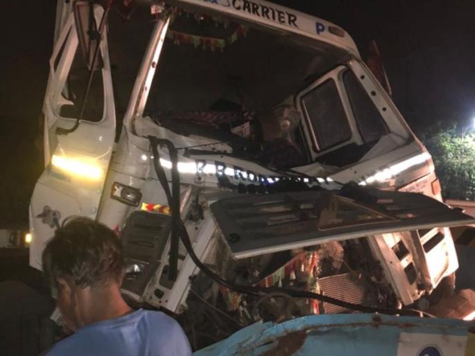 Trailer hits metro barricade, driver injured; Incident at Ghodbunder | ट्रेलरची मेट्रो बॅरिकेटला धडक, चालक जखमी; घोडबंदर येथील घटना Trailer hits metro barricade, driver injured; Incident at Ghodbunder | ट्रेलरची मेट्रो बॅरिकेटला धडक, चालक जखमी; घोडबंदर येथील घटना