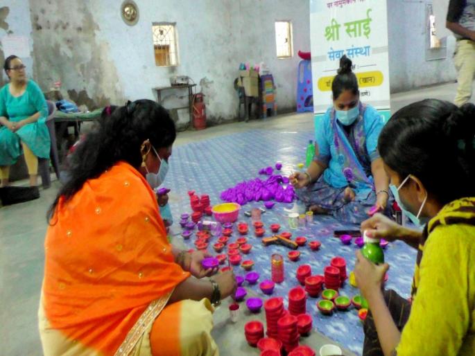 Marking hands engaged in painting the lamps; Initiative of Shri Sai Sanstha in bhiwandi | खुणावणारे हात व्यस्त झाले दिवे रंगविण्यात; श्री साई संस्थेचा पुढाकार Marking hands engaged in painting the lamps; Initiative of Shri Sai Sanstha in bhiwandi | खुणावणारे हात व्यस्त झाले दिवे रंगविण्यात; श्री साई संस्थेचा पुढाकार