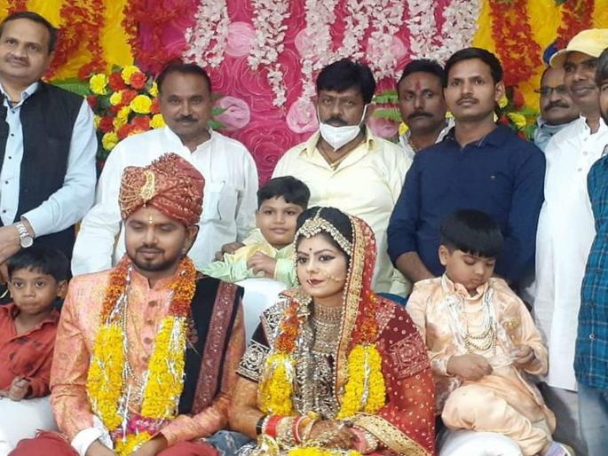 Invitation to Corona? Hotspot and Bjp MP's son's lavish wedding In Uttar Pradesh | कोरोनाला निमंत्रण? गाव हॉटस्पॉट आणि खासदार पुत्राचे धुमधडाक्यात लग्न; उत्तरप्रदेशात नियम धाब्यावर Invitation to Corona? Hotspot and Bjp MP's son's lavish wedding In Uttar Pradesh | कोरोनाला निमंत्रण? गाव हॉटस्पॉट आणि खासदार पुत्राचे धुमधडाक्यात लग्न; उत्तरप्रदेशात नियम धाब्यावर
