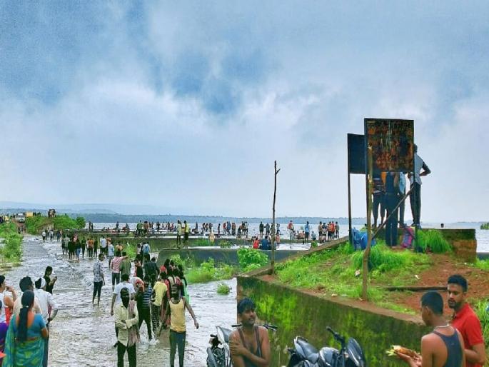 Tourists flock to the overflow of Ghodazari; More crowd will increase on weekends | घोडाझरीच्या ओव्हरफ्लोवर पर्यटकांची धूम; वीकेंडला वाढणार आणखी गर्दी Tourists flock to the overflow of Ghodazari; More crowd will increase on weekends | घोडाझरीच्या ओव्हरफ्लोवर पर्यटकांची धूम; वीकेंडला वाढणार आणखी गर्दी