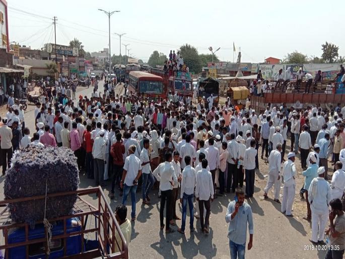 Due to the drop of onion prices, the city-Aurangabad stretches on the highway | कांद्याचे भाव घसरल्याने नगर-औरंगाबाद राज्यमार्गावर ठिय्या