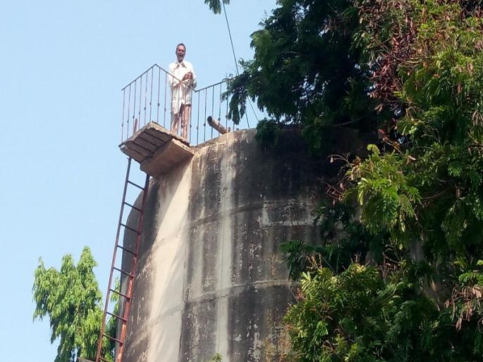 Sholay style movement in Ghodegaon | घोडेगावमध्ये शोले स्टाईल आंदोलन Sholay style movement in Ghodegaon | घोडेगावमध्ये शोले स्टाईल आंदोलन