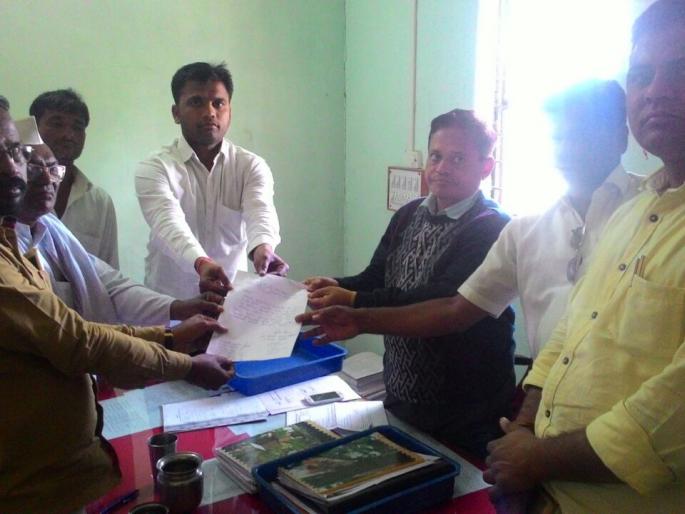 To protest against the disruption of power supply, the collapse of the MahaVitra in horseback | वीज पुरवठा खंडित केल्याच्या निषेधार्थ घोडेगावात महावितरणला घेराव