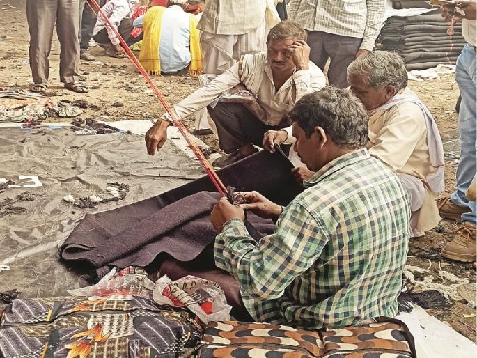 Goats wool ghongadi sell falls down due to factory made Ghongadi | यंत्रावरील घोंगड्या बाजारात आल्याने लोकरी घोंगड्यांचे ‘पानिपत’ Goats wool ghongadi sell falls down due to factory made Ghongadi | यंत्रावरील घोंगड्या बाजारात आल्याने लोकरी घोंगड्यांचे ‘पानिपत’
