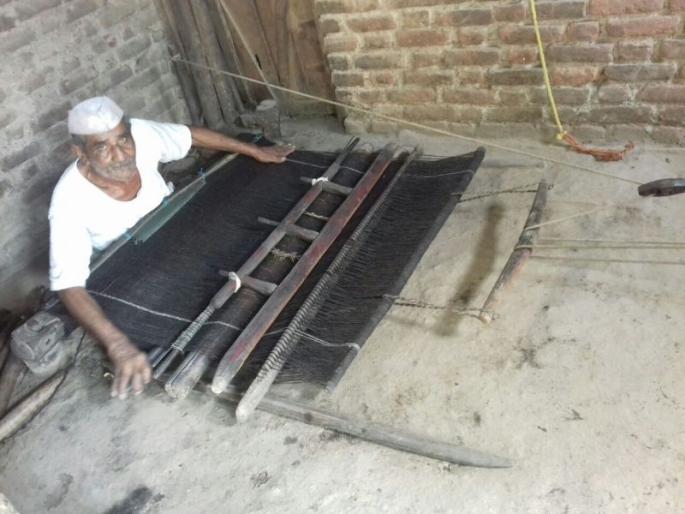 They kept the art alive of handmade Natural Thermal Warmer | हातमागावरील घोंगडीची कला त्यांनी ठेवली जिवंत