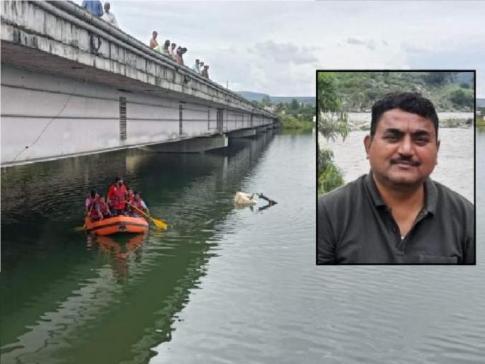 Body of missing panan co director Shashikant Ghorpade found in Nira river | बेपत्ता पणन सहसंचालक शशिकांत घोरपडेंचा मृतदेह निरा नदीत सापडला Body of missing panan co director Shashikant Ghorpade found in Nira river | बेपत्ता पणन सहसंचालक शशिकांत घोरपडेंचा मृतदेह निरा नदीत सापडला