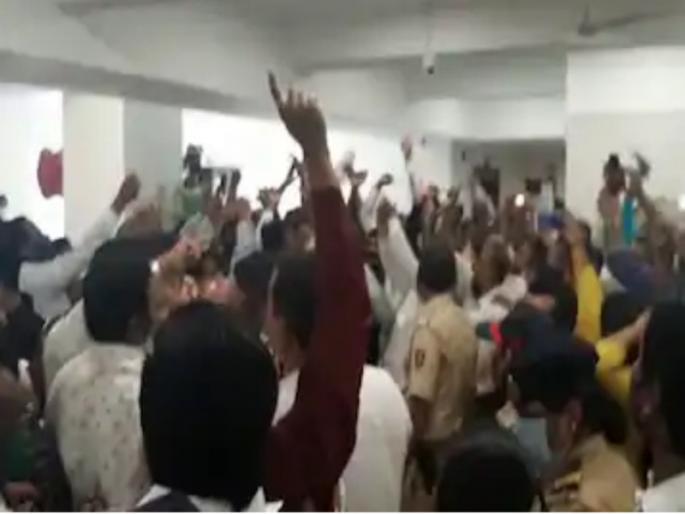 BJP and NCP workers clash in Pune; Jai Shriram, the only promise Ajit Dada's announcement filled the hall | पुण्यात भाजप व राष्ट्रवादीचे कार्यकर्ते भिडले; जय श्रीराम vs अजितदादांच्या घोषणांनी सभागृह दणाणले   BJP and NCP workers clash in Pune; Jai Shriram, the only promise Ajit Dada's announcement filled the hall | पुण्यात भाजप व राष्ट्रवादीचे कार्यकर्ते भिडले; जय श्रीराम vs अजितदादांच्या घोषणांनी सभागृह दणाणले