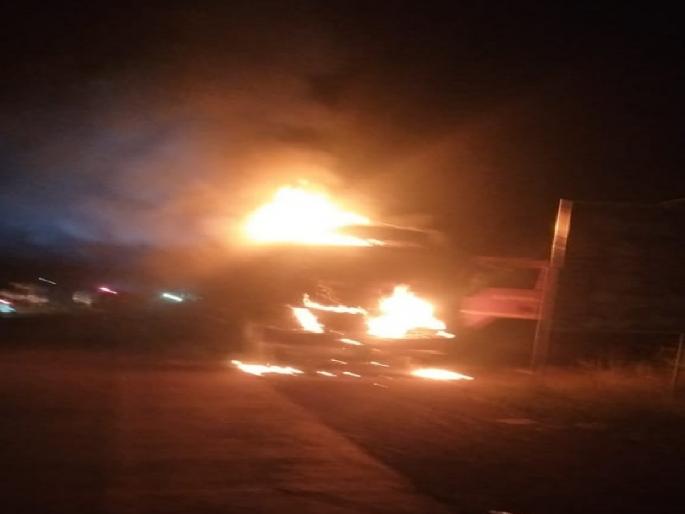 Youth dies in accident on Guhagar Bijapur National Highway in Ghonsare, Truck gets burnt | Ratnagiri: घोणसरेतील भीषण अपघातात तरुणाचा मृत्यू, ट्रक जळून खाक; वाहतूक विस्कळीत  Youth dies in accident on Guhagar Bijapur National Highway in Ghonsare, Truck gets burnt | Ratnagiri: घोणसरेतील भीषण अपघातात तरुणाचा मृत्यू, ट्रक जळून खाक; वाहतूक विस्कळीत