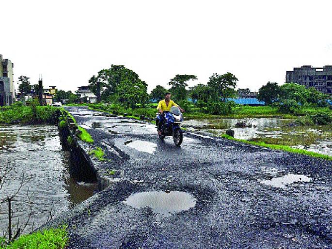 Droughts on Khot river can be dangerous due to potholes | खड्ड्यांमुळे घोट नदीवरील प्रवास धोकादायक Droughts on Khot river can be dangerous due to potholes | खड्ड्यांमुळे घोट नदीवरील प्रवास धोकादायक