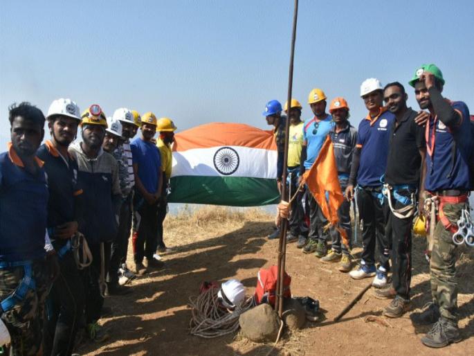 Kalsubai Mitra Mandal's unique ramparts by the rappelling of the city of Leena, Sir ... yearly collective cleanliness | कळसुबाई मित्र मंडळाकडून रॅपलिंगद्वारे लिंगाणा किल्ला सर, सामूहिक स्वच्छता Kalsubai Mitra Mandal's unique ramparts by the rappelling of the city of Leena, Sir ... yearly collective cleanliness | कळसुबाई मित्र मंडळाकडून रॅपलिंगद्वारे लिंगाणा किल्ला सर, सामूहिक स्वच्छता