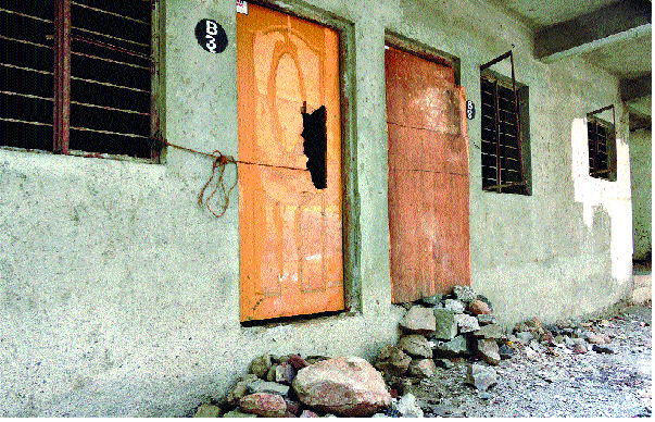 Lack of roasting fruit cottage groves! : The project stops due to ammunition and thieves | भुरट्या फळकूट दादांचा घरकूल योजनेला खो ! : दमदाटी आणि चोऱ्यांमुळे प्रकल्प रखडला Lack of roasting fruit cottage groves! : The project stops due to ammunition and thieves | भुरट्या फळकूट दादांचा घरकूल योजनेला खो ! : दमदाटी आणि चोऱ्यांमुळे प्रकल्प रखडला