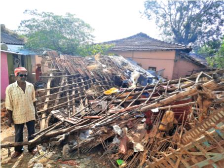 The farm laborer's house collapsed in Khodala | खोडाळ्यात शेतमजुराचे घर कोसळले The farm laborer's house collapsed in Khodala | खोडाळ्यात शेतमजुराचे घर कोसळले