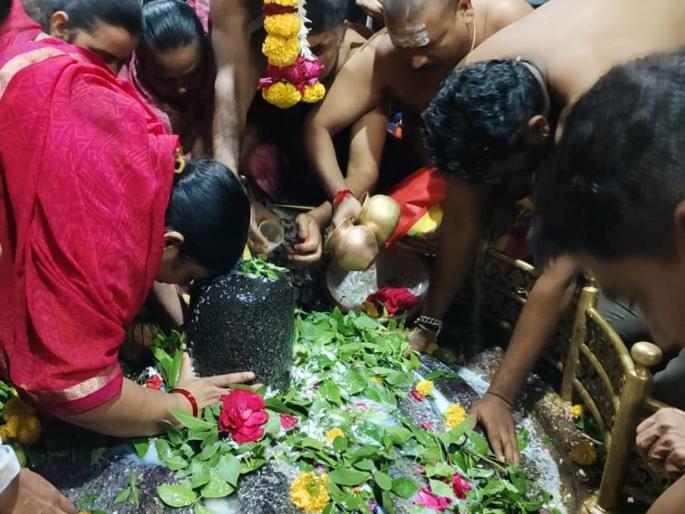 Huge crowd of devotees at Shri Ghrishneshwar temple on Shravani Monday, a rush of Shiva devotees | पहिल्या श्रावणी सोमवारी श्री घृष्णेश्वर मंदिरात भाविकांची प्रचंड गर्दी, शिवभक्तांची वर्दळ Huge crowd of devotees at Shri Ghrishneshwar temple on Shravani Monday, a rush of Shiva devotees | पहिल्या श्रावणी सोमवारी श्री घृष्णेश्वर मंदिरात भाविकांची प्रचंड गर्दी, शिवभक्तांची वर्दळ