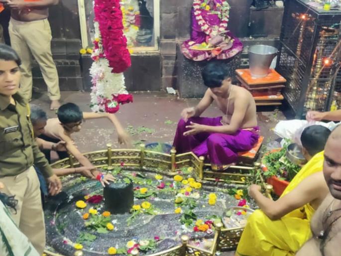 Devotees rush for darshan of Ghrishneswara; The chanting of Har Har Mahadev resounded around the temple premises | घृष्णेश्वराच्या दर्शनासाठी भाविकांची गर्दी; हर हर महादेवाच्या जयघोषाने मंदीर परिसर दुमदुमला Devotees rush for darshan of Ghrishneswara; The chanting of Har Har Mahadev resounded around the temple premises | घृष्णेश्वराच्या दर्शनासाठी भाविकांची गर्दी; हर हर महादेवाच्या जयघोषाने मंदीर परिसर दुमदुमला