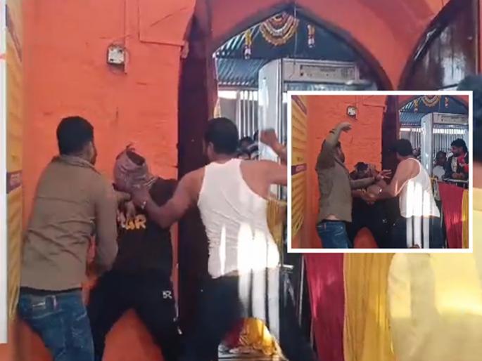 Argument among devotees in the darshan queue at Ghrishneshwar temple; Brawl from a standing position | घृष्णेश्वर मंदिरात नियोजनाचा फज्जा उडाला; दर्शनरांगेत भाविकांत वाद होऊन हाणामारी Argument among devotees in the darshan queue at Ghrishneshwar temple; Brawl from a standing position | घृष्णेश्वर मंदिरात नियोजनाचा फज्जा उडाला; दर्शनरांगेत भाविकांत वाद होऊन हाणामारी