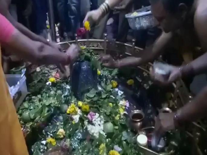 devotees gathering for Ghrushaneshwara at Veraul for Mahashivratri | महाशिवरात्रीनिमित्त वेरूळ येथील घृष्णेश्वराच्या दर्शनासाठी भाविकांची रीघ devotees gathering for Ghrushaneshwara at Veraul for Mahashivratri | महाशिवरात्रीनिमित्त वेरूळ येथील घृष्णेश्वराच्या दर्शनासाठी भाविकांची रीघ