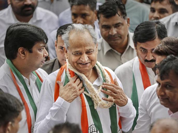 Congress leadership still angry with Ashok Gehlot? Kamal Nath, Bhupesh Baghel were sent for the funeral of Mulayam Singh | गेहलोत यांच्यावर अद्यापही काॅंग्रेसचे नेतृत्व नाराज? मुलायम सिंह यांच्या अंत्यसंस्कारासाठी कमलनाथ, भूपेश बघेल यांना पाठविले  Congress leadership still angry with Ashok Gehlot? Kamal Nath, Bhupesh Baghel were sent for the funeral of Mulayam Singh | गेहलोत यांच्यावर अद्यापही काॅंग्रेसचे नेतृत्व नाराज? मुलायम सिंह यांच्या अंत्यसंस्कारासाठी कमलनाथ, भूपेश बघेल यांना पाठविले