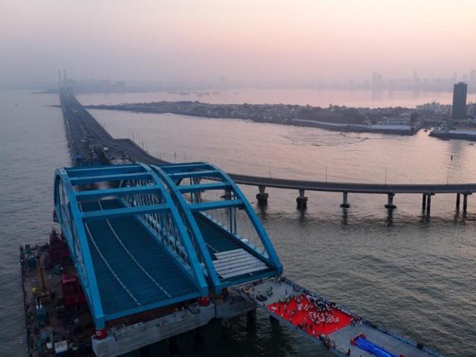 second Girder Connecting Bandra Worli Sea Link and Mumbai Coastal Road | कोस्टल रोड आणि सी-लिंकला जोडणारा दुसरा महाकाय गर्डर यशस्वीरित्या बसवला! second Girder Connecting Bandra Worli Sea Link and Mumbai Coastal Road | कोस्टल रोड आणि सी-लिंकला जोडणारा दुसरा महाकाय गर्डर यशस्वीरित्या बसवला!