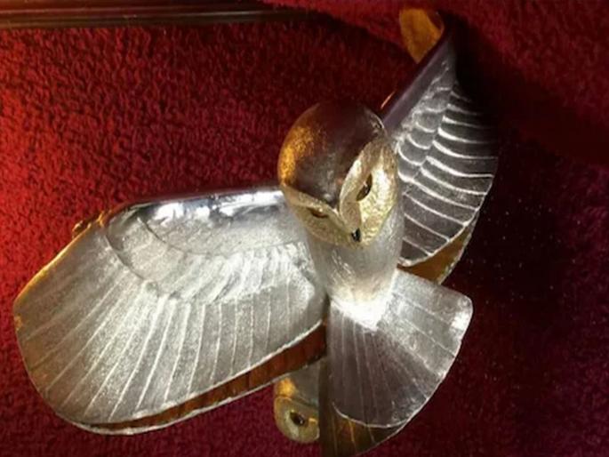 Jara Hatke News: Finally found the golden owl, the whole country was enjoying it for 31 years, what is the real reason?   | अखेर सापडलं सोन्याचं घुबड, ३१ वर्षांपासून शोघ घेत होता संपूर्ण देश, नेमकं कारण काय?   Jara Hatke News: Finally found the golden owl, the whole country was enjoying it for 31 years, what is the real reason?   | अखेर सापडलं सोन्याचं घुबड, ३१ वर्षांपासून शोघ घेत होता संपूर्ण देश, नेमकं कारण काय?