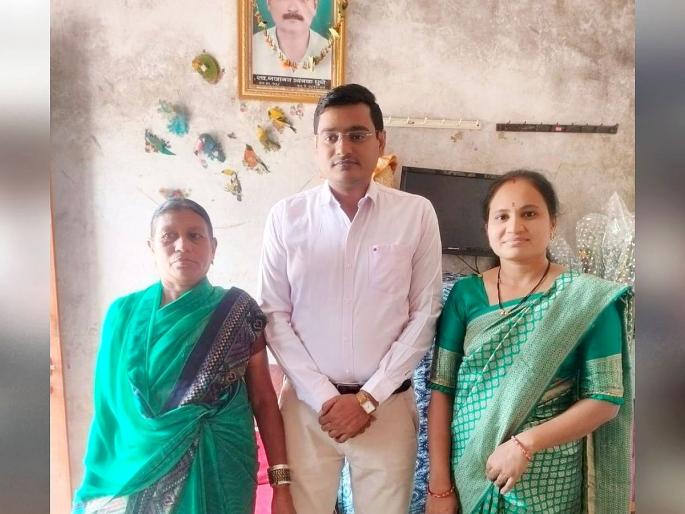 ZP teacher cracked MPSC exam, scored 2nd rank in state from NT category | खेड्यातला शिक्षक होणार शहराचा मुख्याधिकारी; एमपीएससी केली सर ZP teacher cracked MPSC exam, scored 2nd rank in state from NT category | खेड्यातला शिक्षक होणार शहराचा मुख्याधिकारी; एमपीएससी केली सर