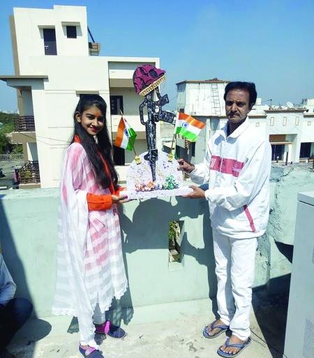 Martyrs memorialized in memory of martyrs in Pulwama | पुलवामातील शहिदांच्या स्मृतिप्रीत्यर्थ साकारले शहीद स्मारक  Martyrs memorialized in memory of martyrs in Pulwama | पुलवामातील शहिदांच्या स्मृतिप्रीत्यर्थ साकारले शहीद स्मारक