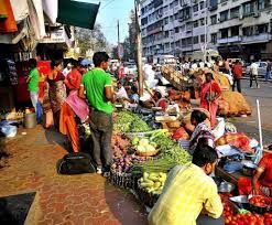 Street vendors in Kalyan-Dambivali are deprived of their rightful place | कल्याण-डाेंबिवलीतील फेरीवाले हक्काच्या जागेपासून वंचितच
