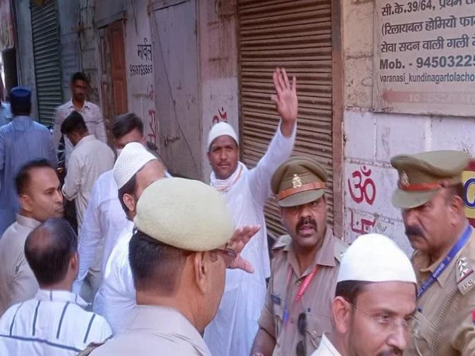 Survey of Gyanvapi Masjid in Varanasi begins, huge tension, loud proclamation | Varanasi: वाराणसीमधील ज्ञानवापी मशिदीच्या सर्वेक्षणाला सुरुवात, प्रचंड तणाव, जोरदार घोषणाबाजी Survey of Gyanvapi Masjid in Varanasi begins, huge tension, loud proclamation | Varanasi: वाराणसीमधील ज्ञानवापी मशिदीच्या सर्वेक्षणाला सुरुवात, प्रचंड तणाव, जोरदार घोषणाबाजी