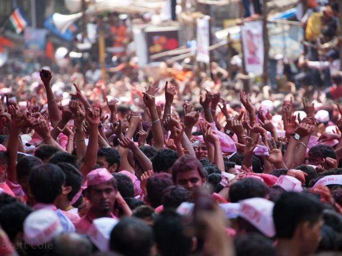 Cleaning the hands of thieves in the presence of Bappa Mobile Kale Lampas in Lalbagh Dadar area | बाप्पाच्या दर्शनात चोरांची हातसफाई; लालबाग, दादर भागात मोबाइल केले लंपास Cleaning the hands of thieves in the presence of Bappa Mobile Kale Lampas in Lalbagh Dadar area | बाप्पाच्या दर्शनात चोरांची हातसफाई; लालबाग, दादर भागात मोबाइल केले लंपास