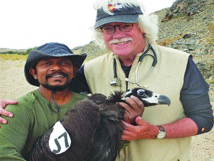 A visit by the Russian expert to the Vulture Conservation Center | गिधाड संवर्धन केंद्रास रशियन तज्ज्ञांची भेट A visit by the Russian expert to the Vulture Conservation Center | गिधाड संवर्धन केंद्रास रशियन तज्ज्ञांची भेट