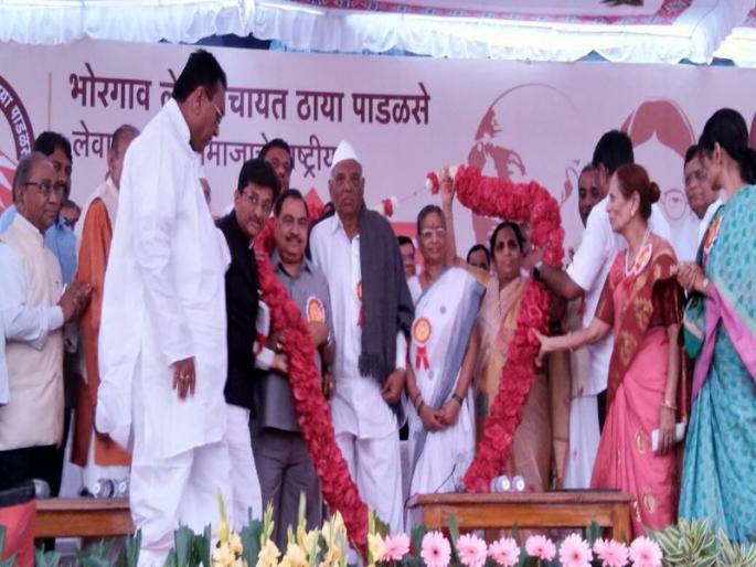 Gift to two ambulances | दातृत्व : समाजासाठी दोन रुग्णवाहिका, कुटुंब नायकांना स्वतंत्र वाहनाची अधिवेशनात भेट Gift to two ambulances | दातृत्व : समाजासाठी दोन रुग्णवाहिका, कुटुंब नायकांना स्वतंत्र वाहनाची अधिवेशनात भेट