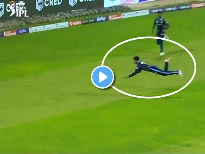 Shubman Gill Takes Superb Catch in the air while running behind video goes viral IPL 2022 LSG vs GJ Live Updates | Shubman Gill Superb Catch, IPL 2022 LSG vs GJ Live: भन्नाट! शुबमन गिलने उलट धावत जाऊन हवेत उडी घेत टिपला सुपरकॅच; तुम्ही पाहिलात का Video?