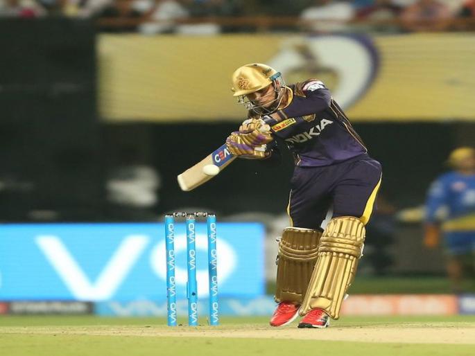 CSK vs KKR, IPL 2018 LIVE: LOOK... Mahendra Singh Dhoni HOW STUDY pitch | CSK vs KKR, IPL 2018 :चेन्नईने अव्वल स्थान गमावले, कोलकात्याचा सहा विकेट्स राखून विजय