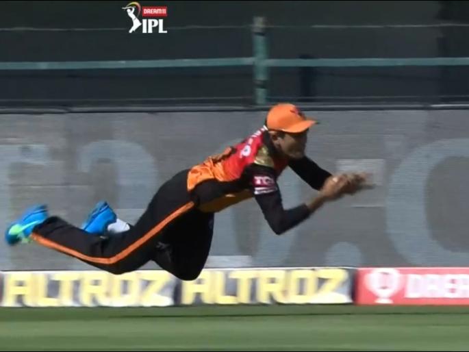 SRH vs KKR Latest News : A brilliant catch by Priyam Garg off Rashid Khan's bowling sees the back of Shubman Gill, Video | SRH vs KKR Latest News : प्रियम गर्गची स्टनिंग डाईव्ह; KKRचा सेट फलंदाज माघारी, Video