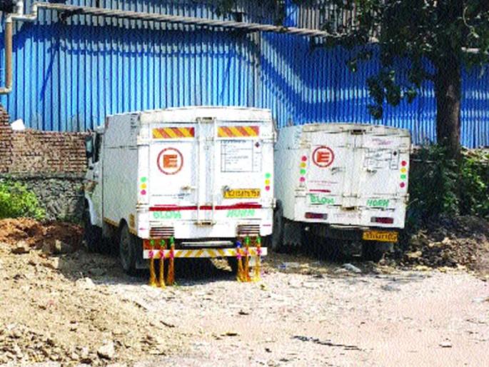 Gelatin caught two tempos, investigated by the District Collector | जिलेटिनचे दोन टेम्पो पकडले, जिल्हाधिकाऱ्यांकडून तपास Gelatin caught two tempos, investigated by the District Collector | जिलेटिनचे दोन टेम्पो पकडले, जिल्हाधिकाऱ्यांकडून तपास