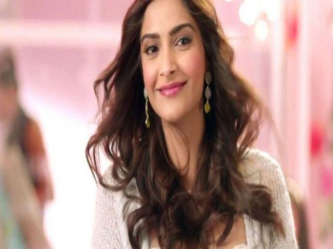 Sonam kapoor tells home remedy for avoid premenstrual pains. She said Ginger kwath is help to reduce pains. | मासिक पाळीपूर्वीच्या वेदनांवर सोनम कपूर सांगतेय तिच्या स्पेशल घरगुती काढ्याचा बेस्ट उपाय!