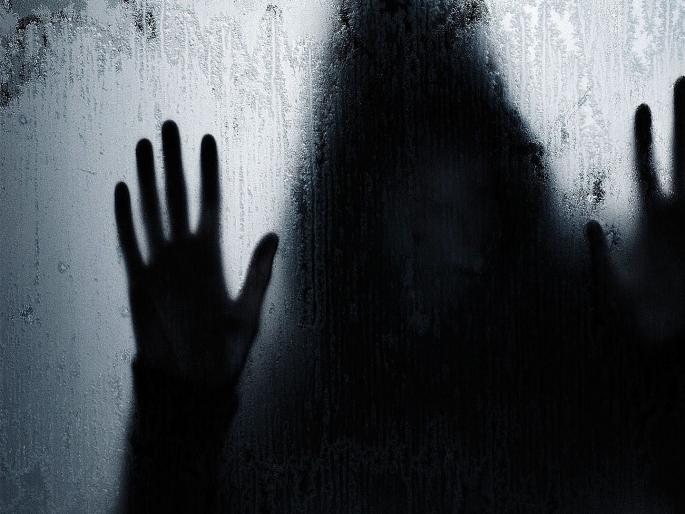In Solapur abuse of the married women; A case has been registered against the accused | ' तू मला आवडतेस ', असं म्हणत विवाहितेवर अत्याचार; आरोपीविरोधात गुन्हा दाखल In Solapur abuse of the married women; A case has been registered against the accused | ' तू मला आवडतेस ', असं म्हणत विवाहितेवर अत्याचार; आरोपीविरोधात गुन्हा दाखल