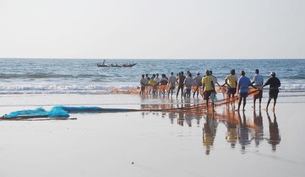 The tribal sailors sail to the port of the kingdom | आदिवासी खलाशी परराज्यातील बंदराकडे रवाना The tribal sailors sail to the port of the kingdom | आदिवासी खलाशी परराज्यातील बंदराकडे रवाना
