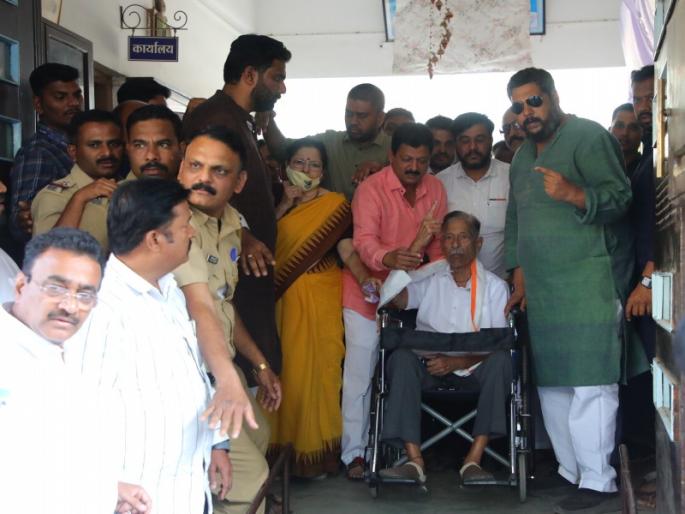 Girish Bapat exercised his right to vote with tubes in his nose, oxygen cylinder, wheel chair | नाकात नळ्या, ऑक्सिजन सिलेंडर, व्हिलचेअर वरून गिरीश बापटांनी बजावला मतदानाचा हक्क Girish Bapat exercised his right to vote with tubes in his nose, oxygen cylinder, wheel chair | नाकात नळ्या, ऑक्सिजन सिलेंडर, व्हिलचेअर वरून गिरीश बापटांनी बजावला मतदानाचा हक्क